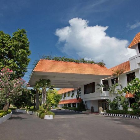 Trident Chennai Otel Dış mekan fotoğraf The main building of the university