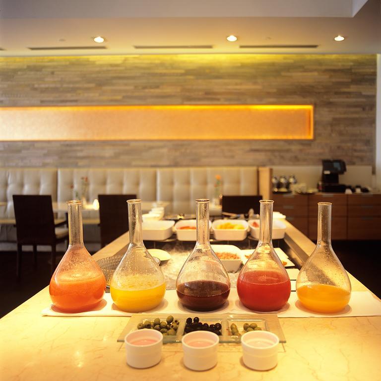 Trident Chennai Otel Dış mekan fotoğraf A selection of juices at a buffet