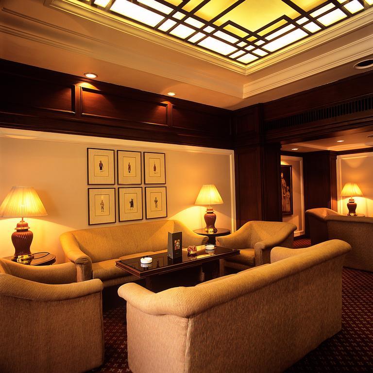 Trident Chennai Otel Dış mekan fotoğraf The lounge at the Taj Mahal Palace
