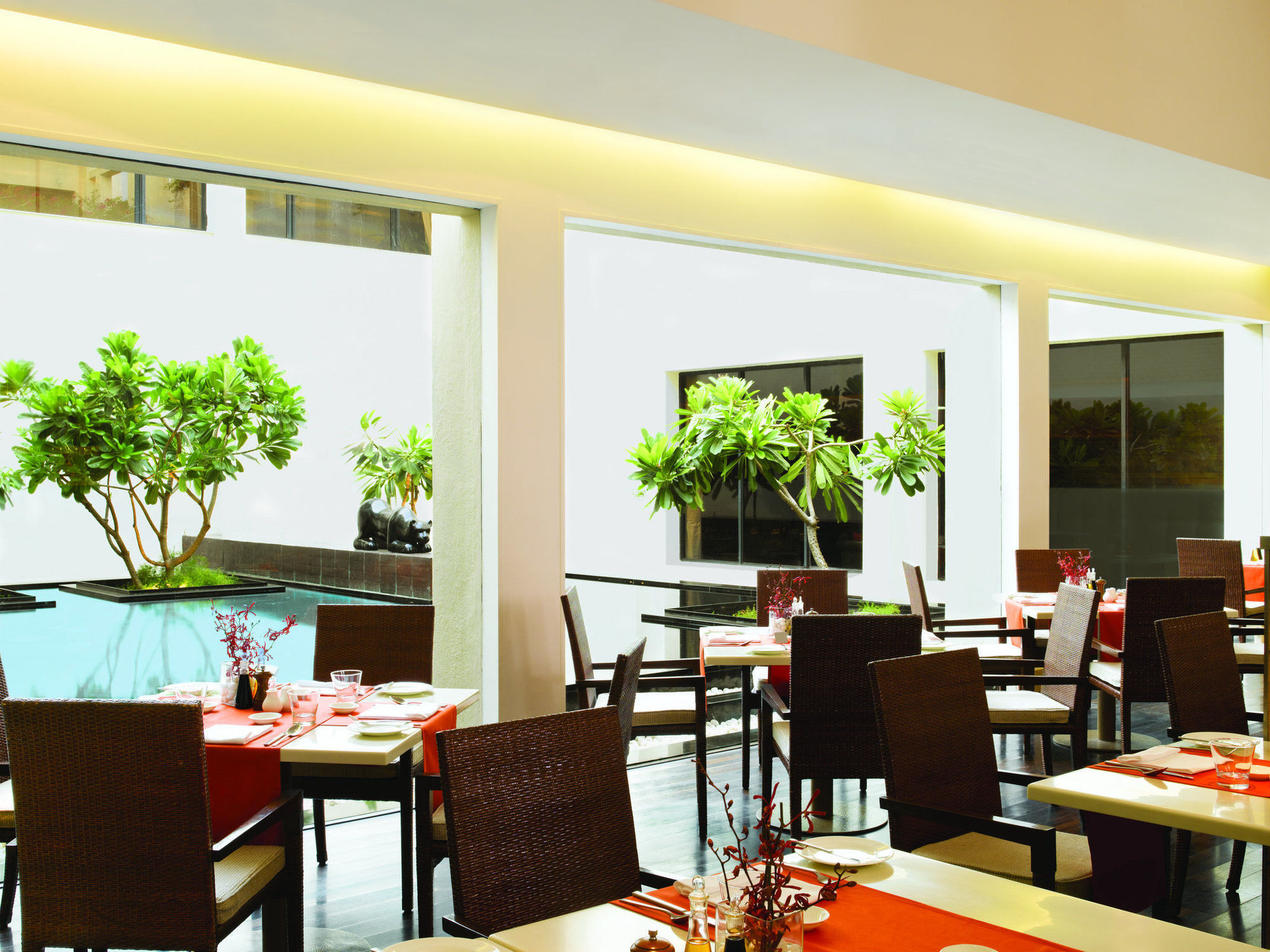 Trident Chennai Otel Restoran fotoğraf The interior of the restaurant