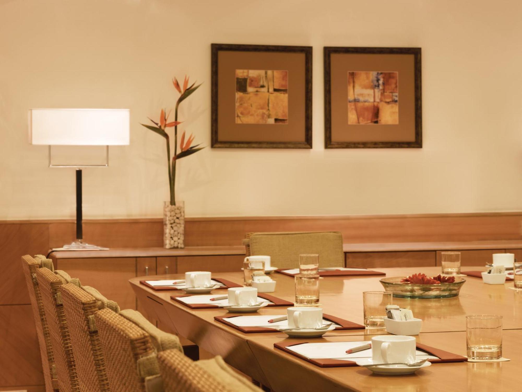 Trident Chennai Otel Dış mekan fotoğraf Meeting room at the Taj Bengal