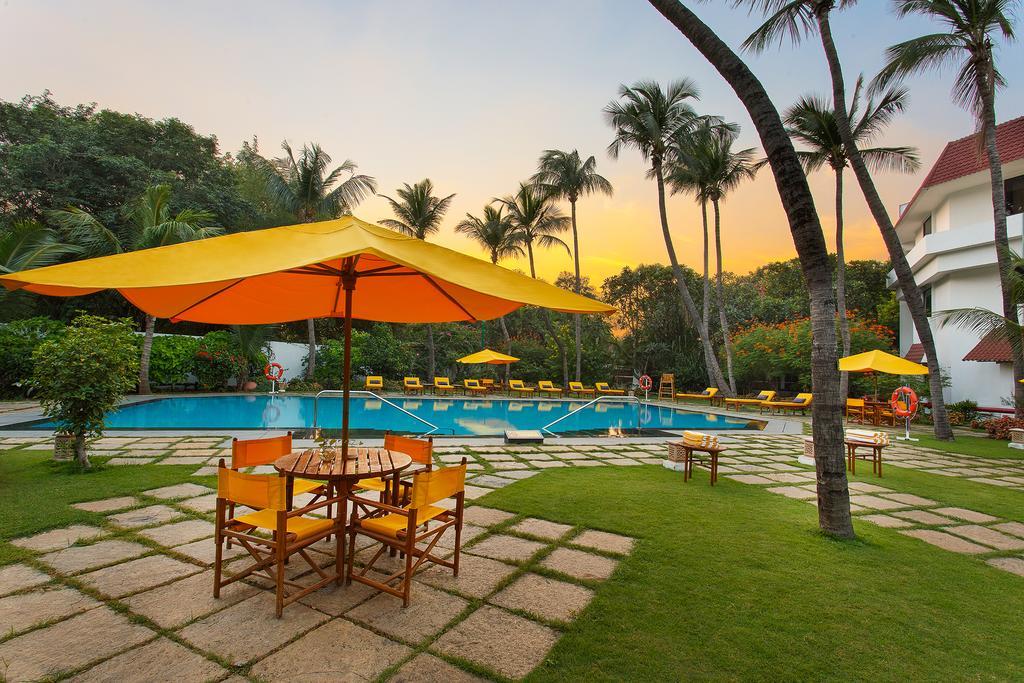 Trident Chennai Otel Dış mekan fotoğraf The pool at the Taj Bengal