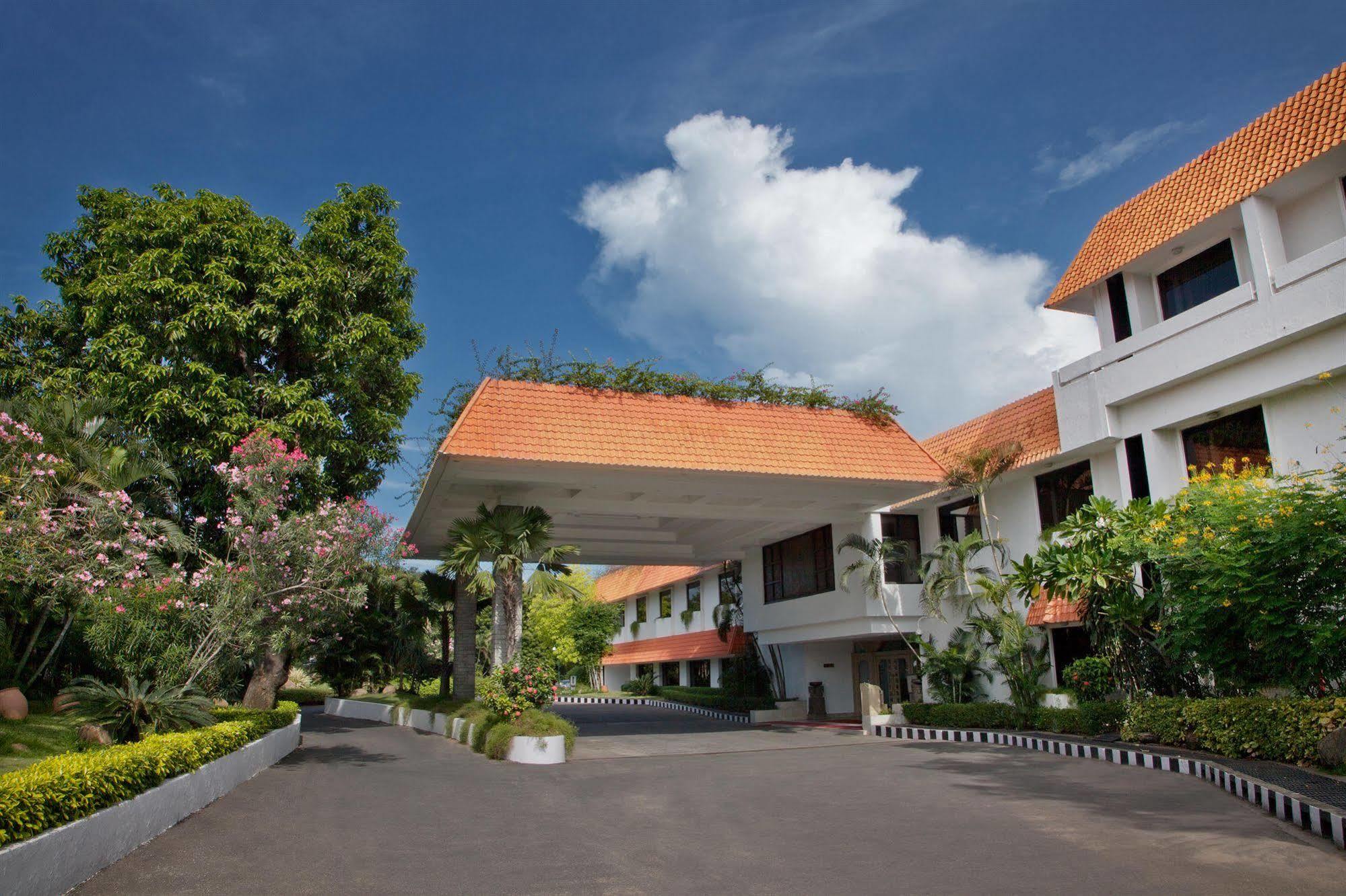 Trident Chennai Otel Dış mekan fotoğraf The main building of the university